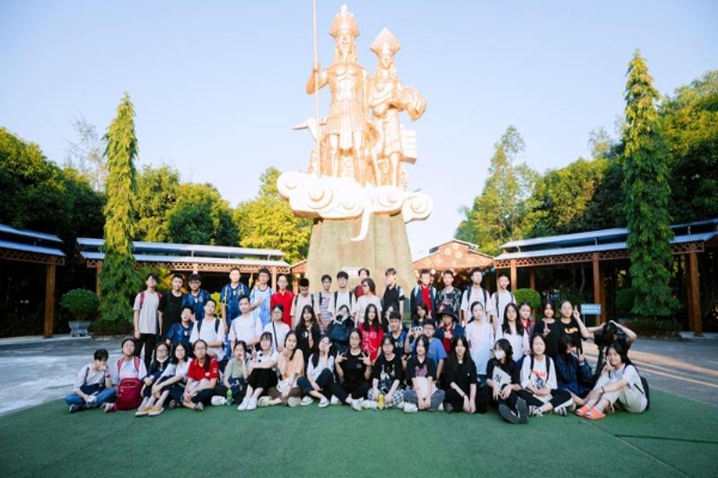 Hình ảnh suất cơm trưa hoặc đĩa mì được phục vụ tại khu vực ăn uống cạnh bể bơi ở Hà Nội
